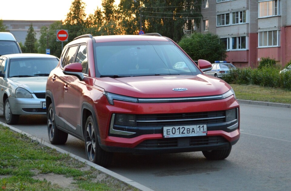 Москвич 3 красного цвета