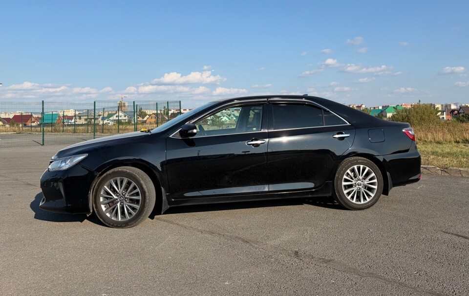 Toyota Camry в черном цвете - классика жанра.