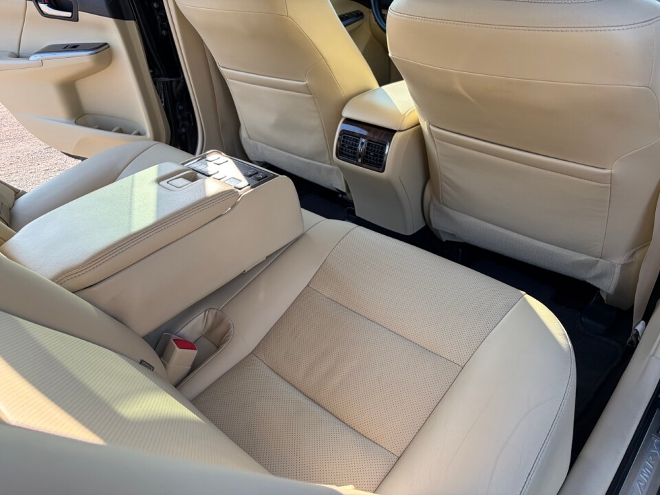 На заднем ряду Toyota Camry 3.5 V6 (XV55)