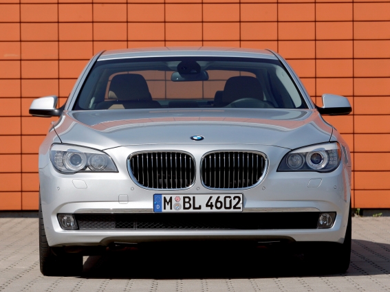 Масло для BMW 7 E65 и F01: выбор между Castrol, Mobil и Liqui Moly