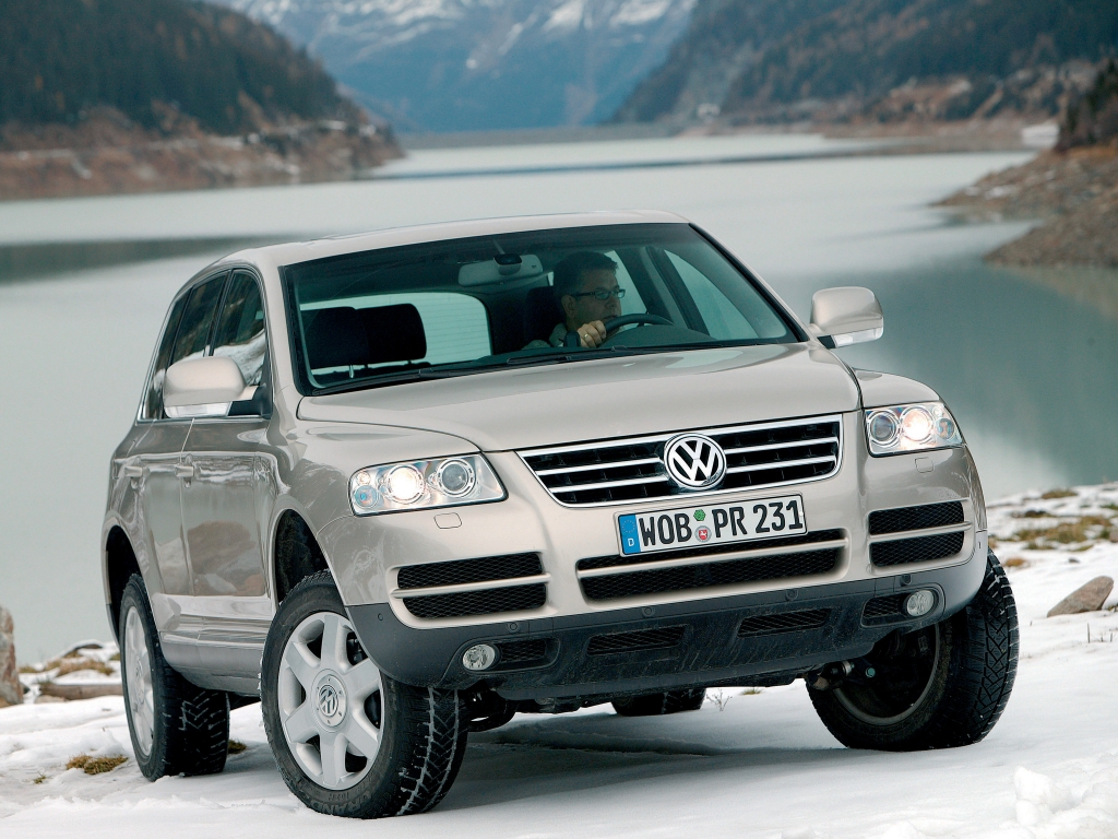 Volkswagen Touareg V6 3.2 '2002–06 - видно, что внедорожник