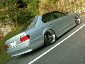 заниженный BMW 7-Seris