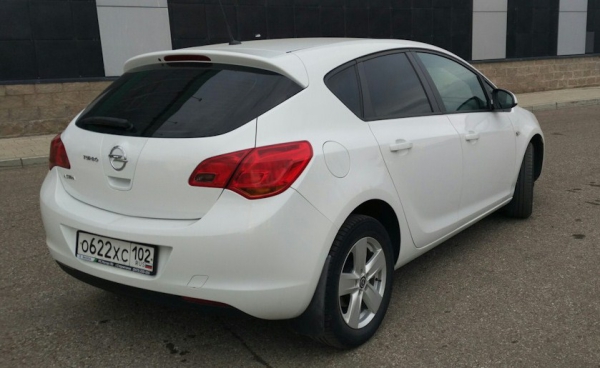 Opel-astra-j-white-2