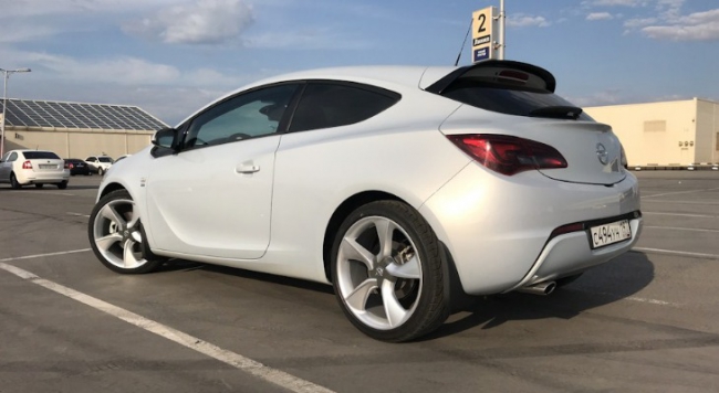 Opel Astra j GTC на дисках R20. 