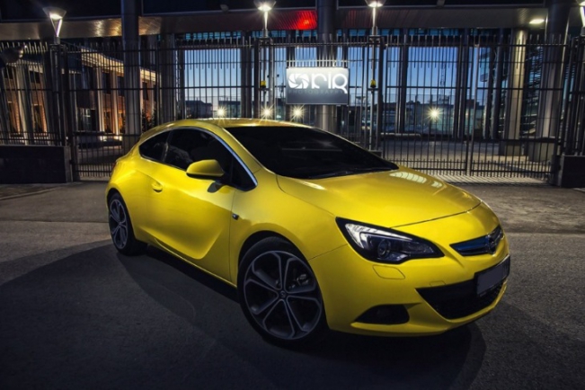 Opel Astra GTC желтого цвета
