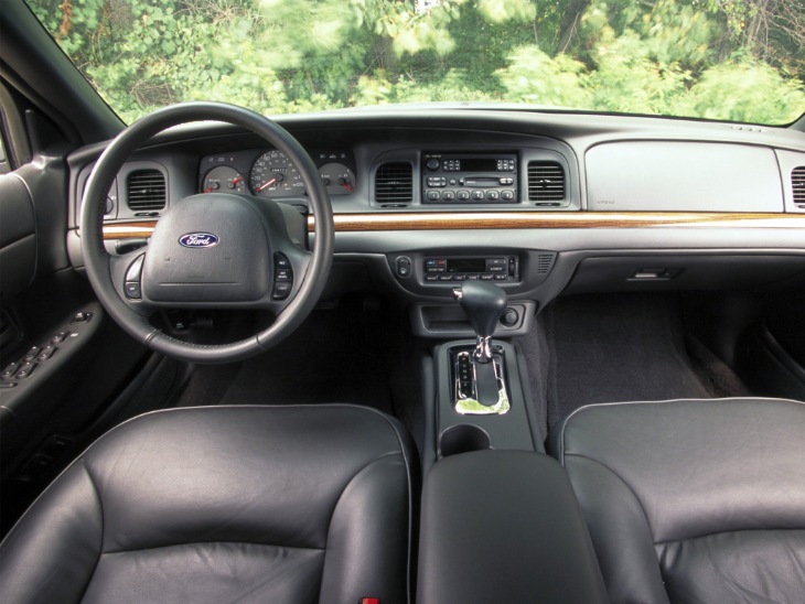 Интерьер Ford Crown Victoria 1998–2011