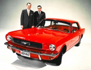Ли Якокка (слева) и Ford Mustang 1964