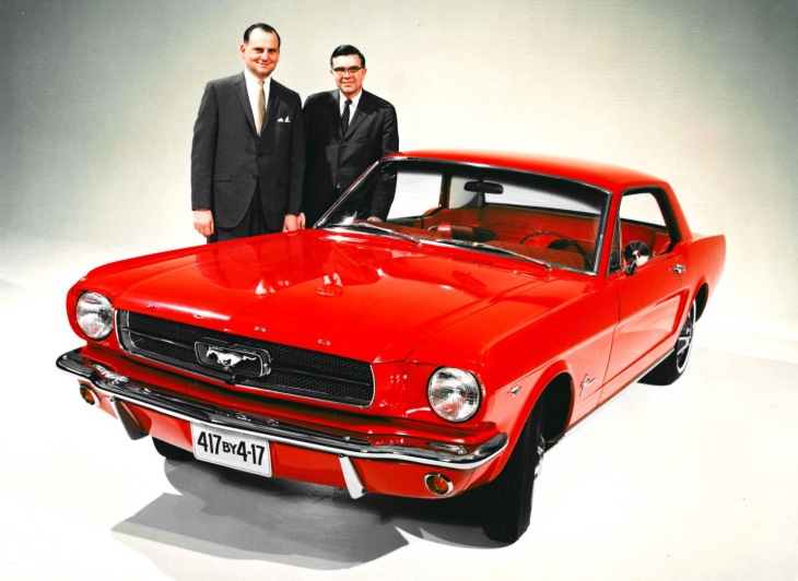 Ли Якокка (слева) и Ford Mustang 1964