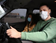 Водитель и пассажир в защитных масках