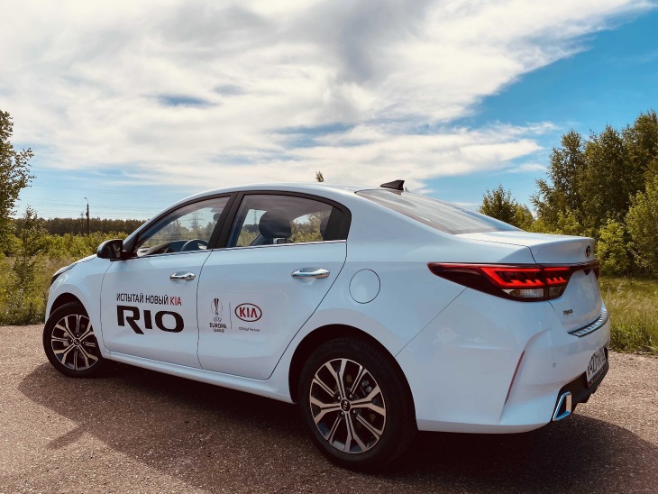 Kia Rio Premium - колеса R16, диодные огни и антена в виде акульего плавника