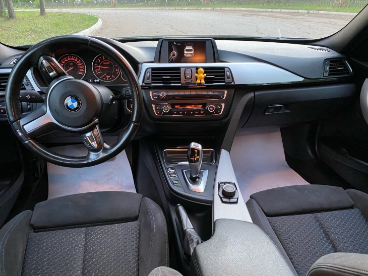 Интерьер BMW 320i в М-пакете