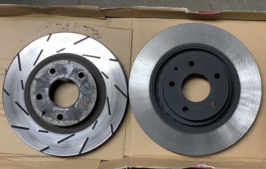 Слева тормозной диск штатного размера, справа 320 мм от Mazda CX-9 - такой диск тоже можно установить на "шестерку".