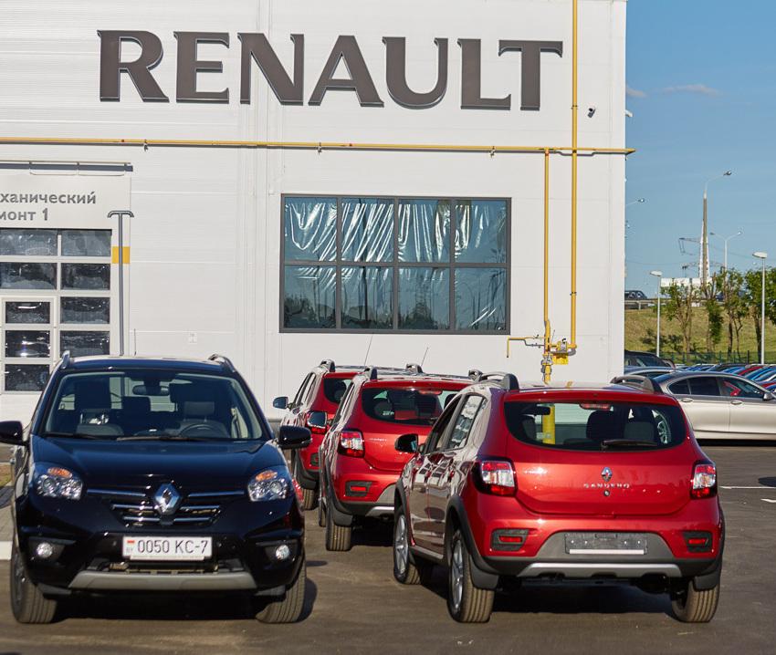 Автомобили возле автосалона Renault в Беларуси