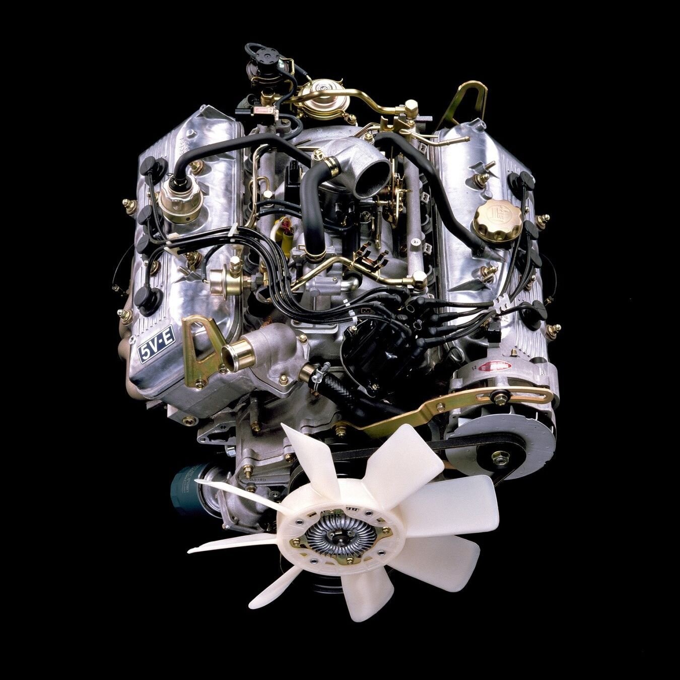 Двигатель 5V-E был предшественником моторов серии UZ