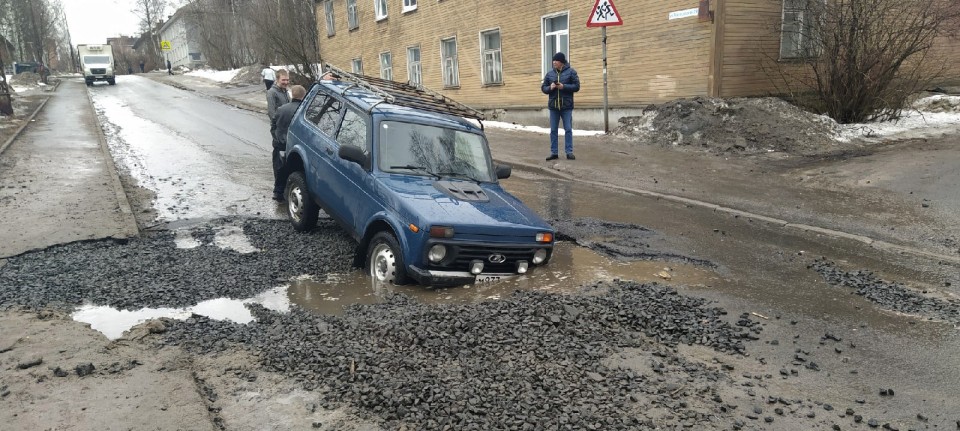 Автомобиль попал в яму