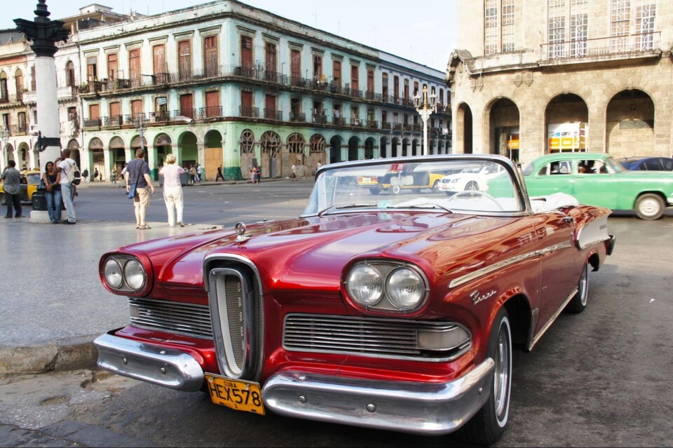 Американский Edsel cabrio в центре Гаваны на фоне здания, разрушенного впоследствии ураганом Ирма. Фото автора