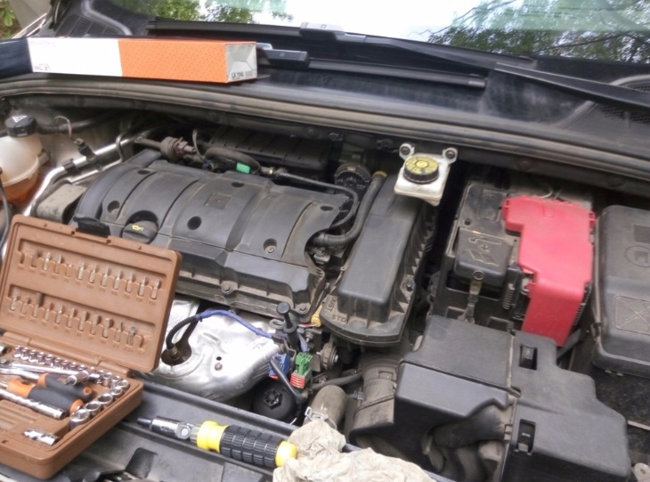 Расположение справа от ДВС