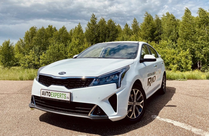 Kia Rio - почитайте статью - https://avtoexperts.ru/article/razbiraemsya-v-plyusah-i-minusah-obnovlennogo-sedana-kia-rio-2021/